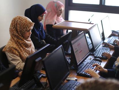 Mujeres palestinas trabajan en la &#039;startup&#039; Unit One en la ciudad de Gaza.