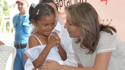 María Clemencia Rodríguez con una menor del programa de atención integral a la infancia que ella promueve en Colombia.