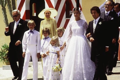 La boda de Carolina de Mónaco con Philippe Junot el 28 de junio de 1978, en Mónaco. Grace Kelly llevó un espectacular traje amarillo con pamela a juego, uno de sus colores favoritos.