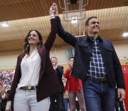 La candidata socialista a la alcaldía de Valencia, Sandra Gómez, con Sánchez. Detrás, el presidente Ximo Puig y la dirigente provincial Mercedes Caballero.