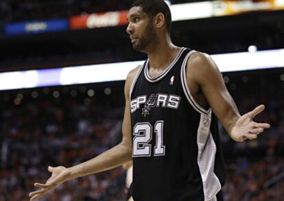 Tim Duncan se lamenta de una ocasión perdida en el partido ante los Suns