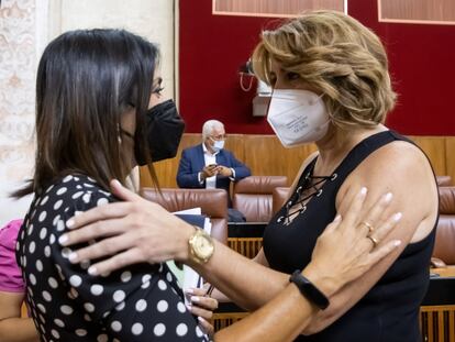 Susana Díaz (derecha) se despide de la presidenta del Parlamento andaluz, Marta Bosquet.