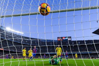 Aleix Vidal, del Barcelona, marca el quinto gol del equipo.