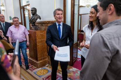 Feijóo, este miércoles en los pasillos del Congreso.