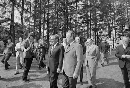 West German Chancellor Willy Brandt welcomes Kissinger, who was on his way to Moscow to meet with Soviet officials; undated photo.