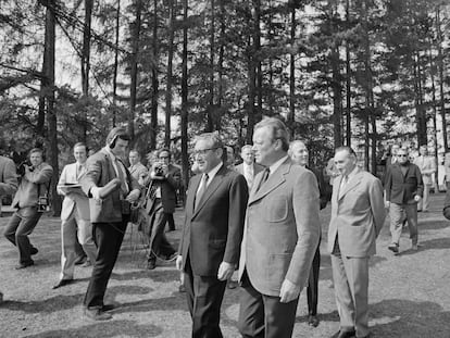 Henry Kissinger (con traje oscuro) y el canciller alemán Willy Brandt, en la residencia oficial del canciller.
