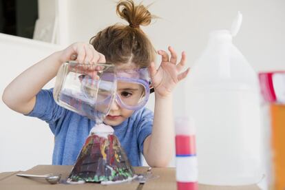 El ámbito de las STEM (Ciencia, tecnología, ingeniería y matemáticas, por sus siglas en inglés) es uno de los que cuenta con más proyección laboral de cara al futuro. Sin embargo, faltan profesional que elijan estas carreras, especialmente mujeres. Por eso, desde 2017 Red Hat está impulsando los talleres Co.Lab en diferentes países, entre ellos España, para promover el interés en el aprendizaje de este tipo de estudios entre las jóvenes estudiantes de la ESO, que por lo general tienen entre 12 y 16 años de edad, y tienen ganas de aprender y explorar su potencial. La compañía ha creado un kit con un experimento de robótica para repartir entre los escolares con el objetivo de atraer talento femenino hacia la ciencia y la tecnología. 