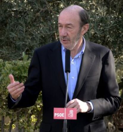 Alfredo Pérez Rubalcaba, antes del almuerzo con militantes del PSOE de Jaén.