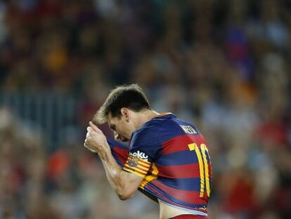 Messi es lamenta del penal fallat davant el Llevant.