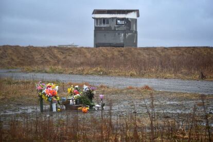 Las flores recuerdan una zona afectada por el tsunami en Namie, en la Prefectura japonesa de Fukushima, durante el octavo aniversario del desastre del tsunami de 2011. 