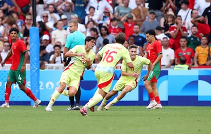 Juanlu Sanchez celebra el gol de la remontada para España ante Marruecos.