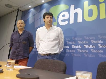 Julen Mendoza, alcalde de Rentería, y Luis Intxauspe, de Hernani, ambos de EH Bildu, en la rueda de prensa que han ofrecido en la sede de EA en San Sebastián.