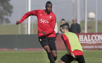 Traore, durante un enternamiento del Sporting