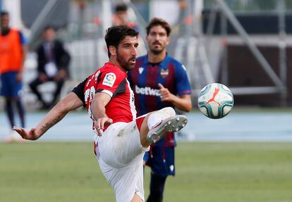 Raúl García intenta controlar el balón ante la mirada de Campaña.