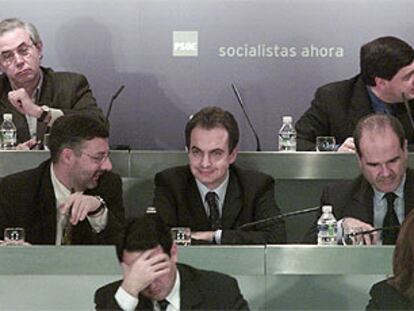 José Blanco, José Luis Rodríguez Zapatero y Manuel Chaves (de izquierda a derecha en la fila central), en una reunión del Comité Federal del PSOE el 1 de febrero de 2002.