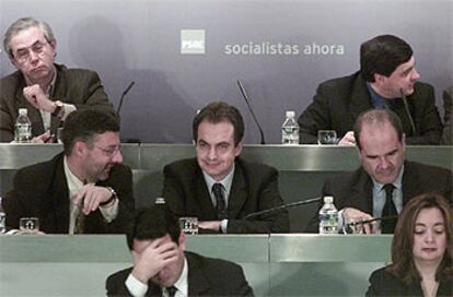 José Blanco, José Luis Rodríguez Zapatero y Manuel Chaves (de izquierda a derecha en la fila central), en una reunión del Comité Federal del PSOE el 1 de febrero de 2002.