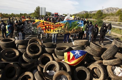 Corte de la autopista AP-7 a la altura de Hospitalet del Infant.