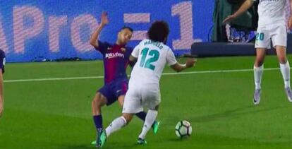 Jordi Alba derriba a Marcelo dentro del área.