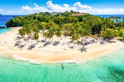 La playa caribe?a del islote Cayo Levantado, en la baha de Saman (Repblica Dominicana).