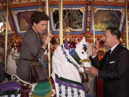 Emma Thompson y Tom Hanks, en un tiovivo en Disneylandia.