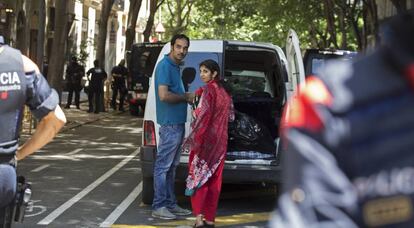 La parella desnonada al carrer del Parlament carrega les seves pertinences en una furgoneta.