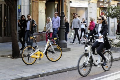 Ciclista pedaleando por una calle de Madrid.