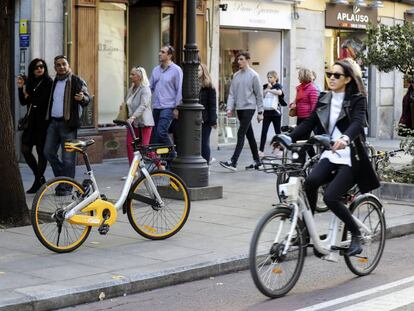 Ciclista pedaleando por una calle de Madrid.