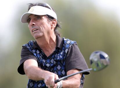 Alice Cooper, jugando al golf el pasado enero en California.