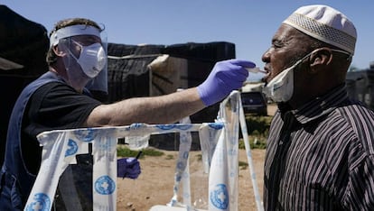 Vladimir Morante, coordinador de Médicos del Mundo en Andalucía, hace un test de VIH a un hombre marroquí en el asentamiento informal de El Hoyo, Almería, el 29 de abril de 2020.