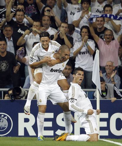 Özil abraza a Benzema junto a Cristiano para celebrar el primer gol, logrado por el luso.