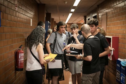 Estudiantes en un descanso de la Selectividad celebrada en junio en la Facultad de Biología de la Universidad de Barcelona.