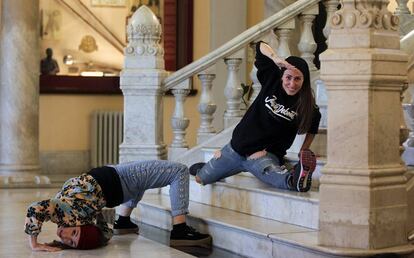 Karol Galindo y Lydia Rodríguez bailan hip hop en Bilbao.