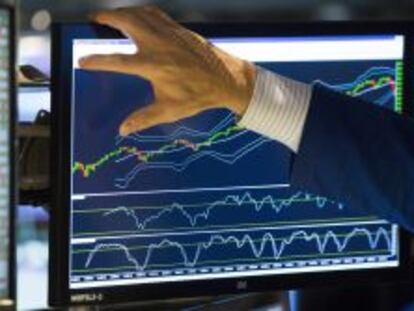 Un trader indica a saber qu&eacute; en un monitor en el NYSE neoyorquino. 