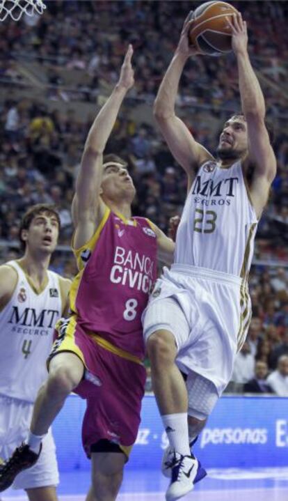 Sergio Llull supera la defensa de Satoransky.