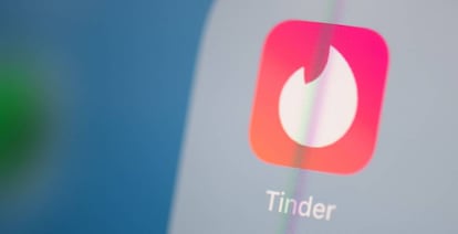 Logo de la aplicación de Tinder proyectado en una tableta.