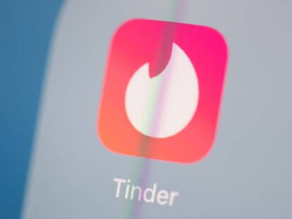 Logo de la aplicación de Tinder proyectado en una tableta.