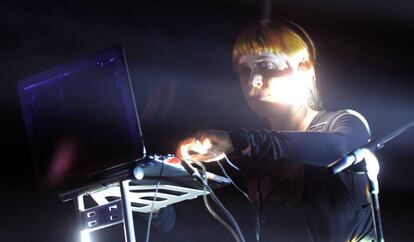 Holly Herndon, durante una actuaci&oacute;n en Atenas en marzo de 2015.