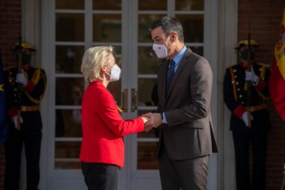 El presidente del Gobierno, Pedro Sánchez, saluda a la presidenta de la Comisión Europea, Ursula von der Leyen, en el palacio de la Moncloa, el 5 de marzo en Madrid.