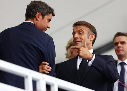 El presidente francés Emmanuel Macron y el primer ministro Gabriel Attal, en la ceremonia de apertura de los Juegos Olímpicos.