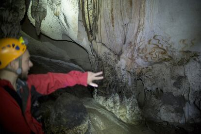 Un espeleólogo nos muestra una de las salas con pinturas serpentiformes.