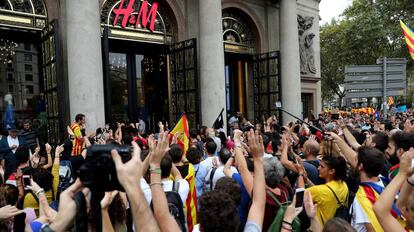 Manifestantes ante una tienda H&amp;M en Barcelona en el &quot;paro de pa&iacute;s&quot; del 3 de octubre.