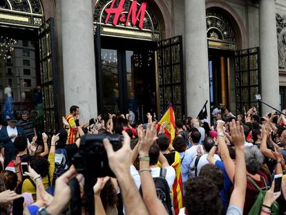 Manifestantes ante una tienda H&amp;M en Barcelona en el &quot;paro de pa&iacute;s&quot; del 3 de octubre.