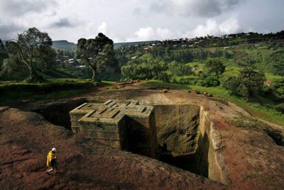 Vista de San Jorge en Lalibela (Etiopía), una de la docena de iglesias cavadas en la roca y la más reciente, de principios del siglo XIII.