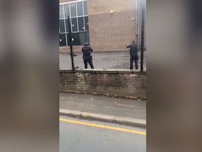 El momento en el que la policía abate al sospechoso del ataque en una sinagoga en Mánchester