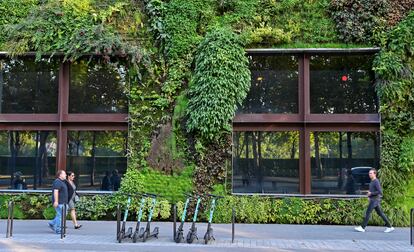 Jardín vertical para bajar la temperatura del Museo de Quai Branly, en París, una de las ciudades miembro del grupo C40.