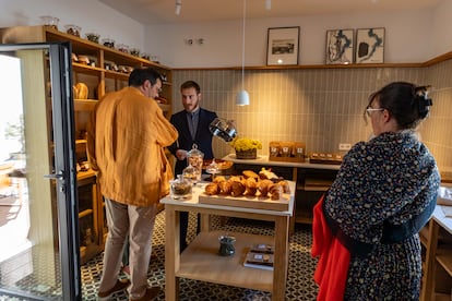 El hijo de Paco Pérez, Guillem, muestra los productos de la nueva tienda a clientes que han comido en el restaurante Miramar. 