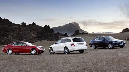 Los Clase C 2011: Coupé (rojo), familiar (blanco) y berlina.