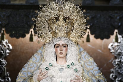 La virgen de La Macarena tras su restauración, este miércoles. 