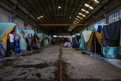 Los campos oficiales a los que fueron trasladados los refugiados (en la imagen, el de Sindos, son almacenes viejos, naves industriales y fábricas abandonadas dentro de las cuales se han instalado tiendas de campaña sin apenas espacio entre ellas.