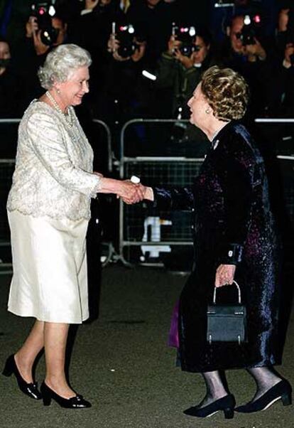 Llegada de Isabel II a la fiesta de Margaret Thatcher.